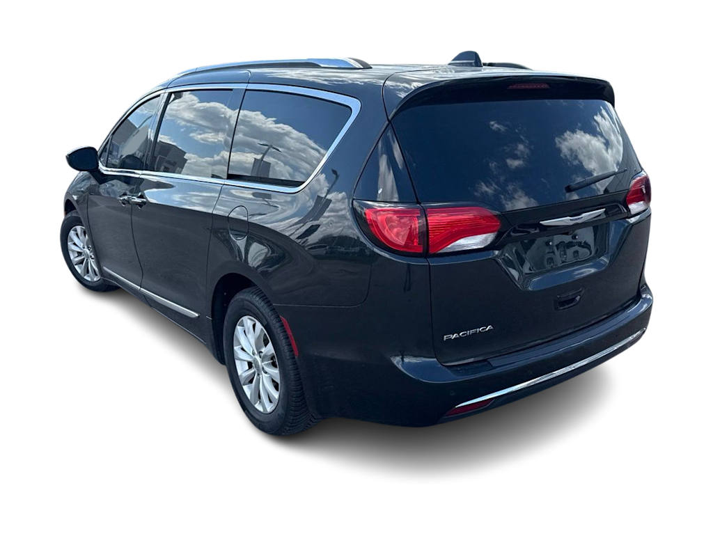 Thumbnail: 2018 Chrysler Pacifica - 4