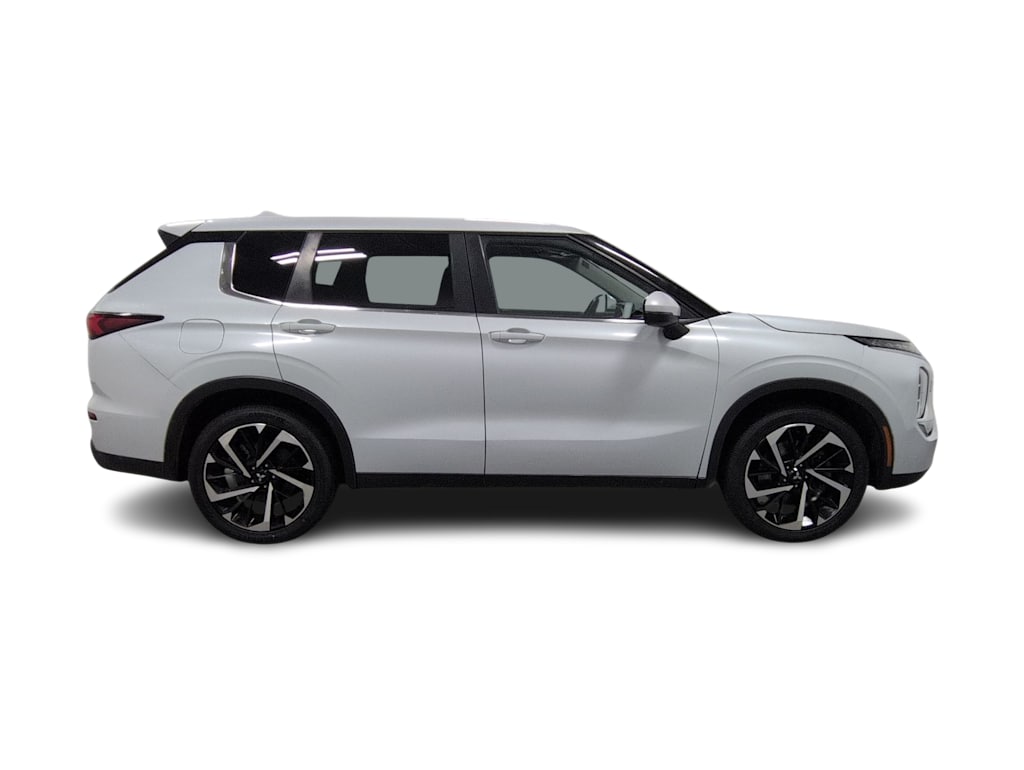 Thumbnail: 2022 Mitsubishi Outlander - 22