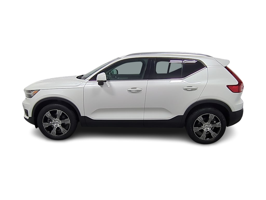Thumbnail: 2022 Volvo XC40 - 3