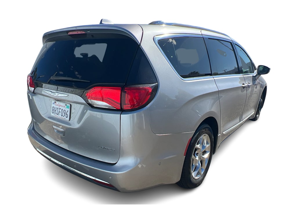 Thumbnail: 2017 Chrysler Pacifica - 9