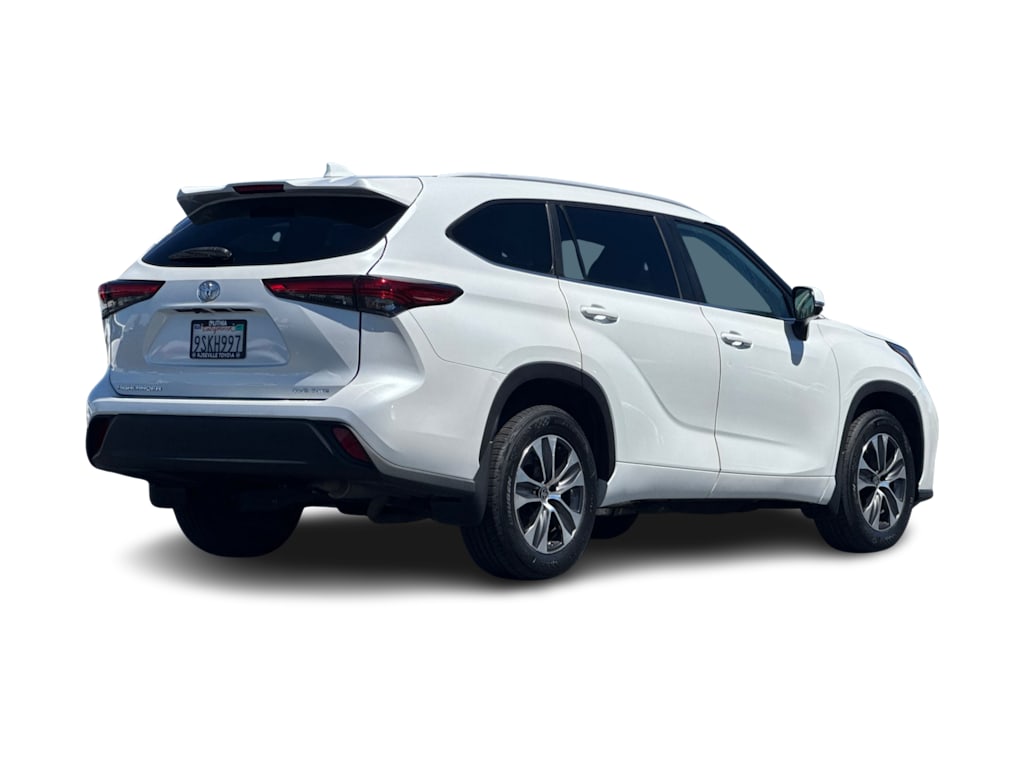 Thumbnail: 2023 Toyota Highlander - 17
