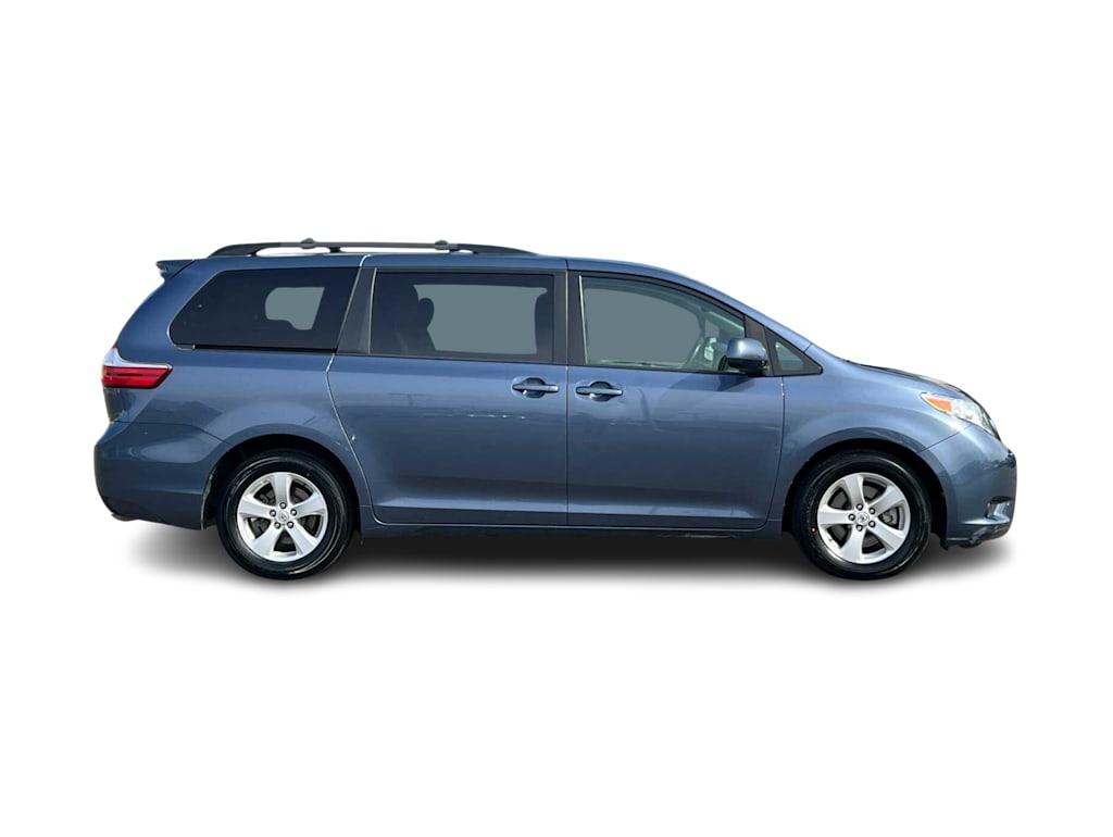 2016 Toyota Sienna LE 18