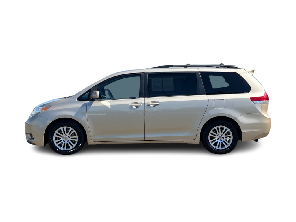 Thumbnail: 2014 Toyota Sienna - 3