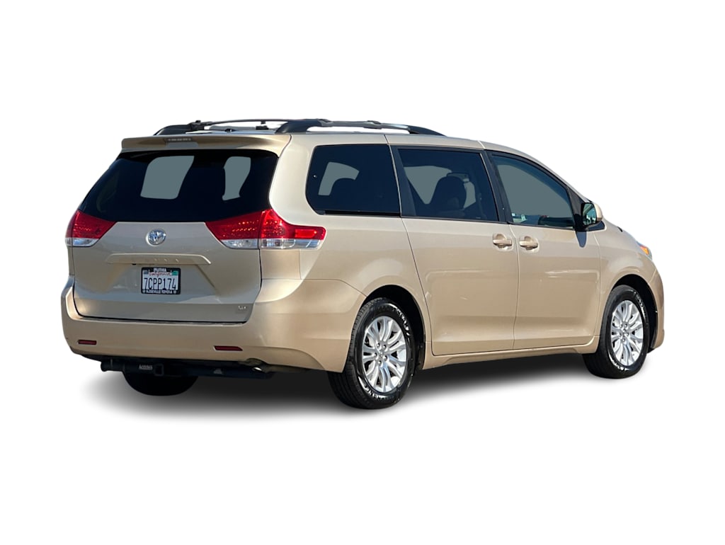 Thumbnail: 2014 Toyota Sienna - 17