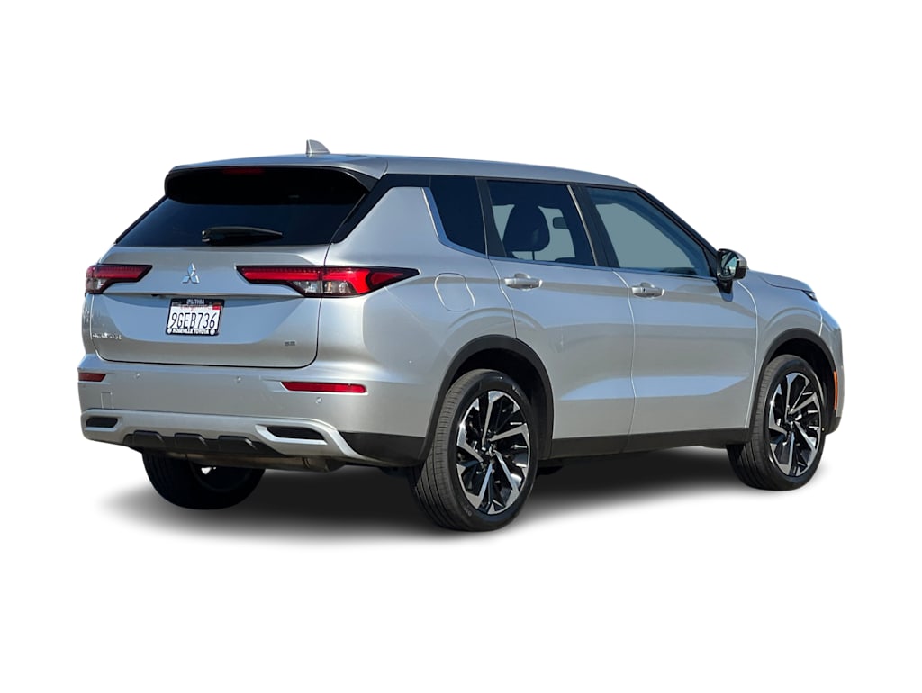 Thumbnail: 2023 Mitsubishi Outlander - 18