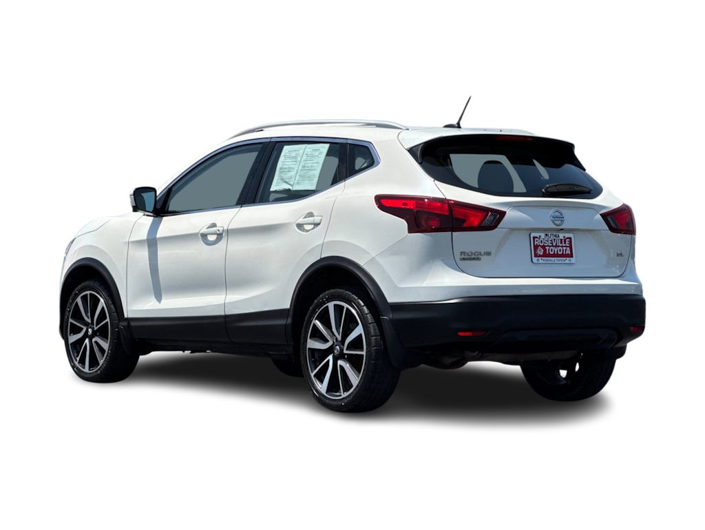 Thumbnail: 2017 Nissan Rogue Sport - 4