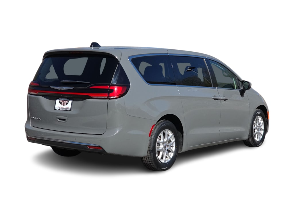 Thumbnail: 2023 Chrysler Pacifica - 21