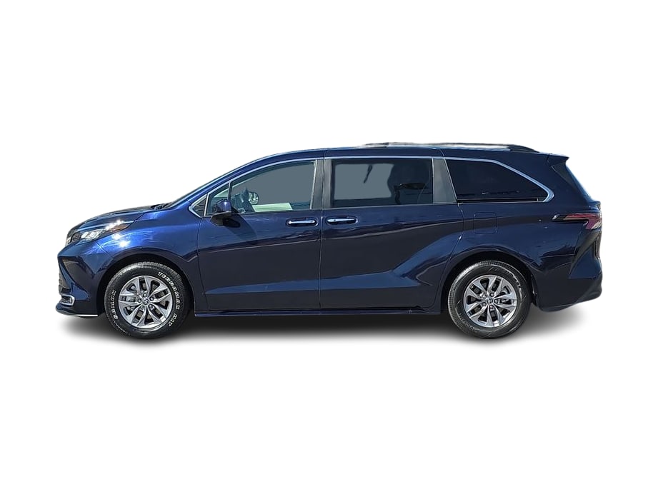 2023 Toyota Sienna XLE 3