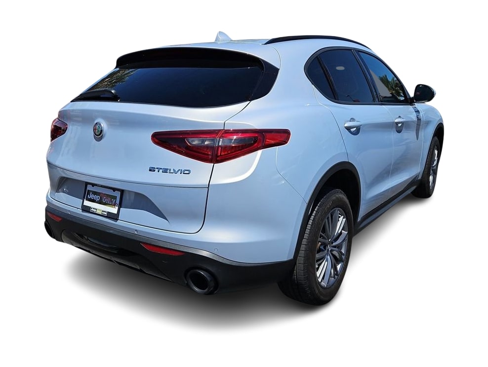 Thumbnail: 2022 Alfa Romeo Stelvio - 22