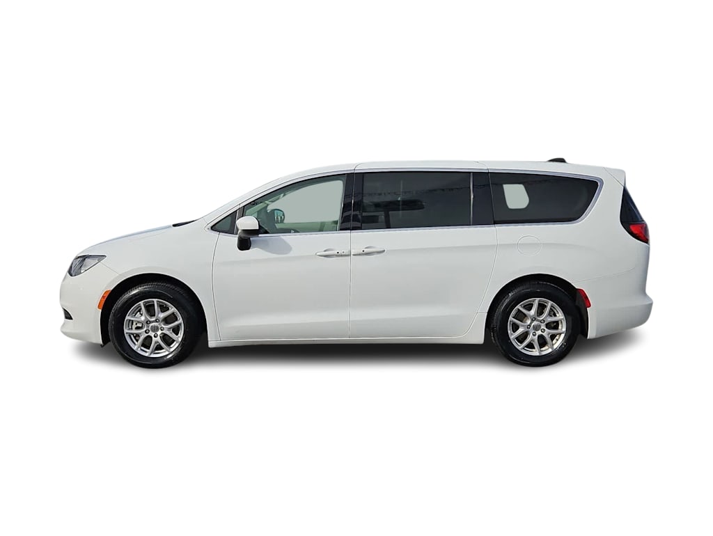 Thumbnail: 2023 Chrysler Voyager - 3