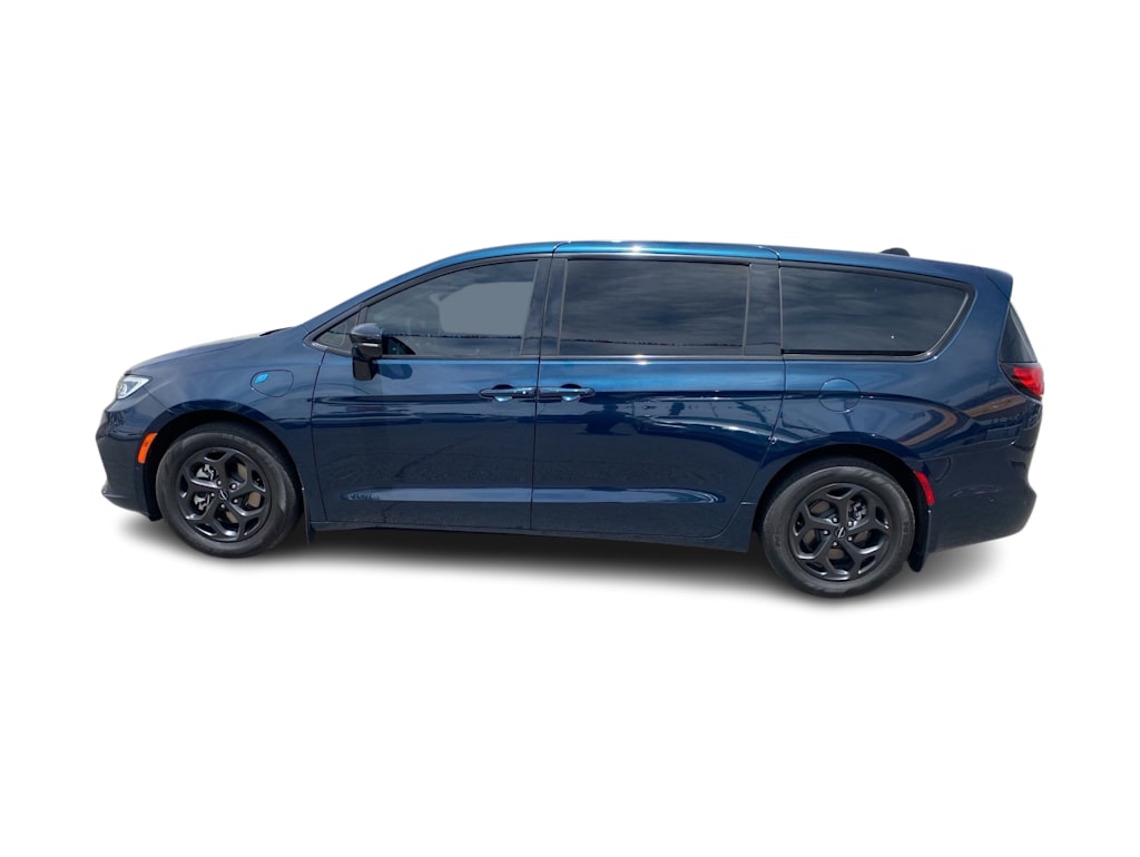 Thumbnail: 2023 Chrysler Pacifica - 3
