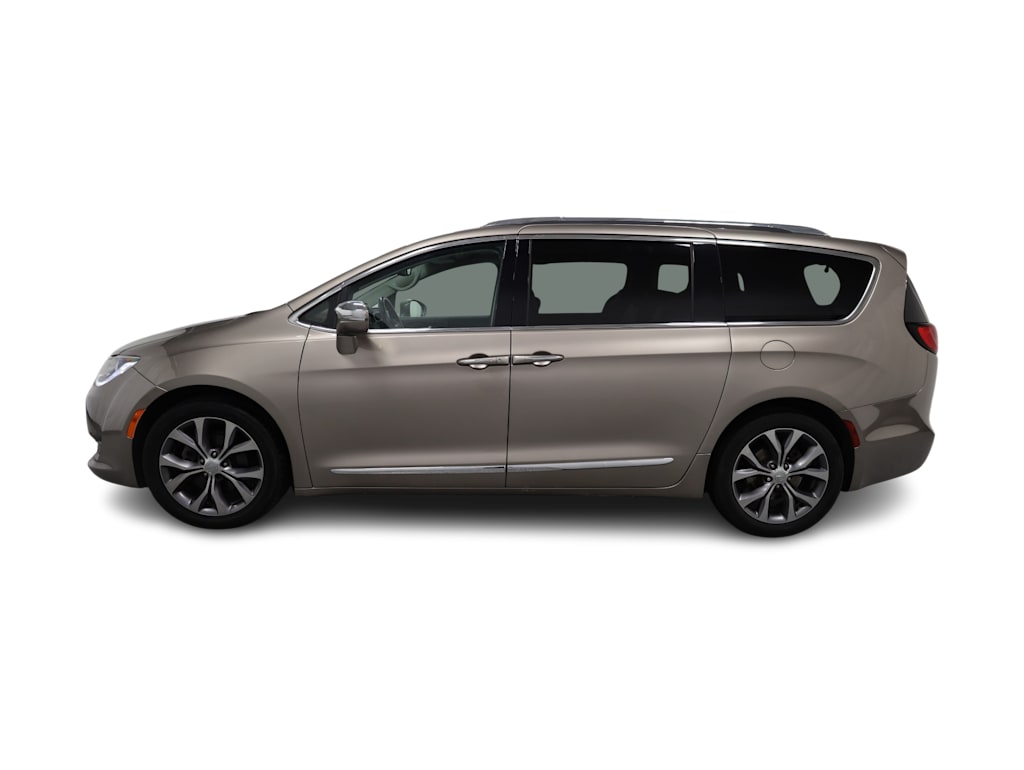 Thumbnail: 2018 Chrysler Pacifica - 3