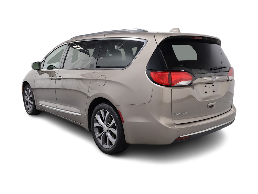 Thumbnail: 2018 Chrysler Pacifica - 4