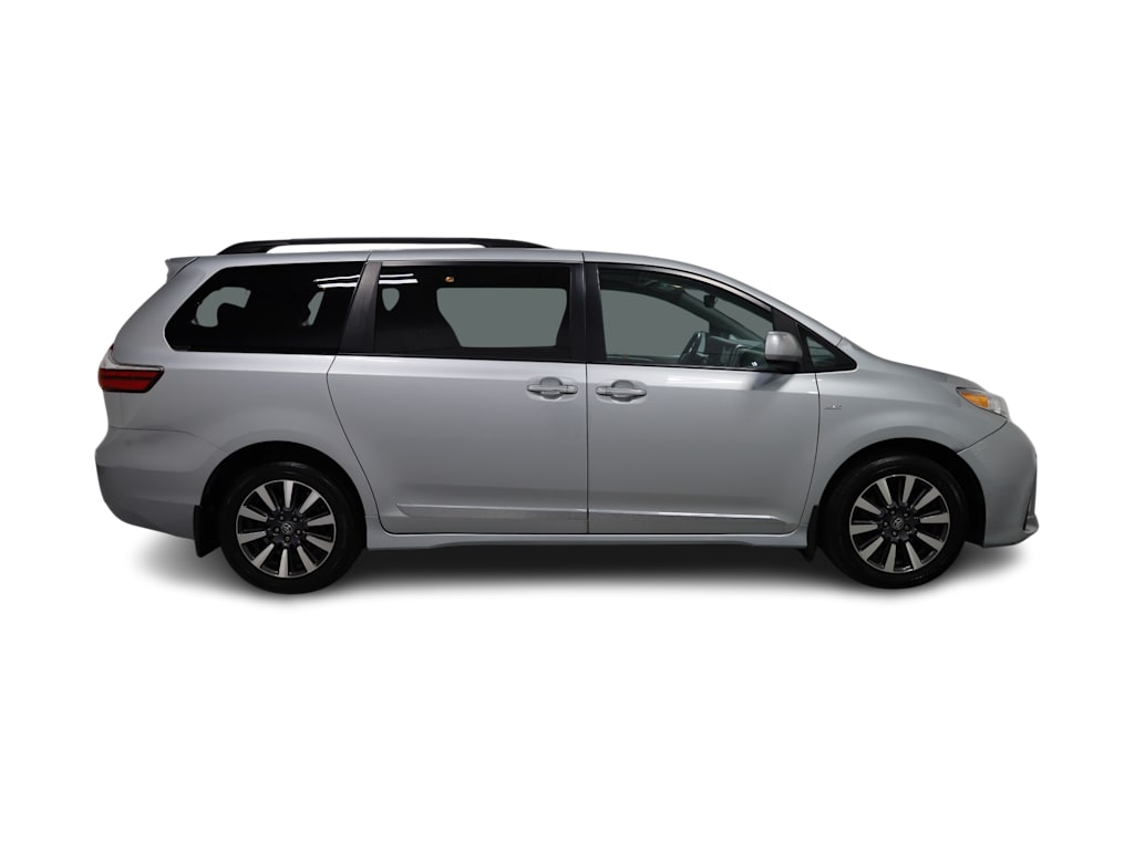 2019 Toyota Sienna XLE 23