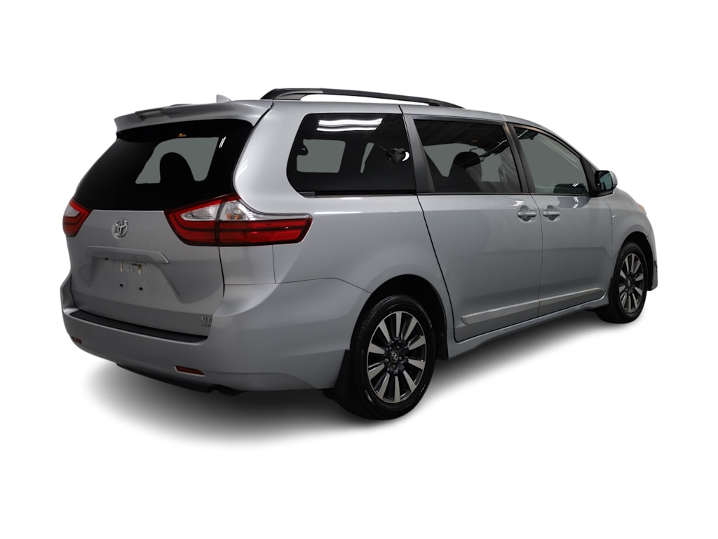 2019 Toyota Sienna XLE 22