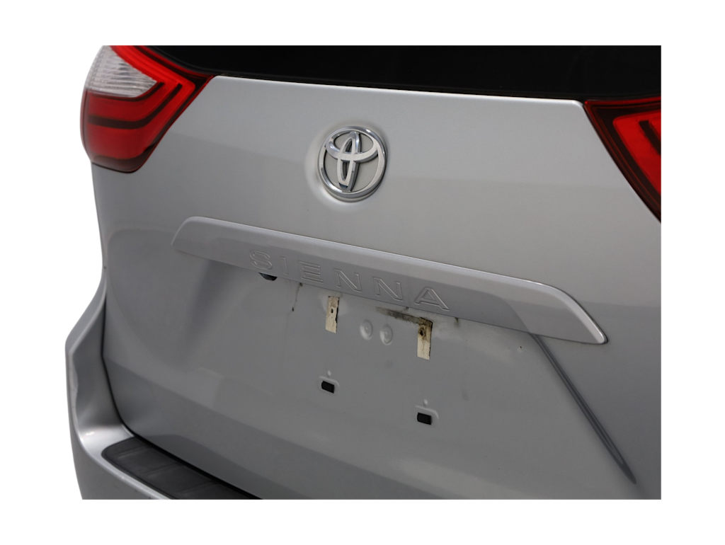 2019 Toyota Sienna XLE 21