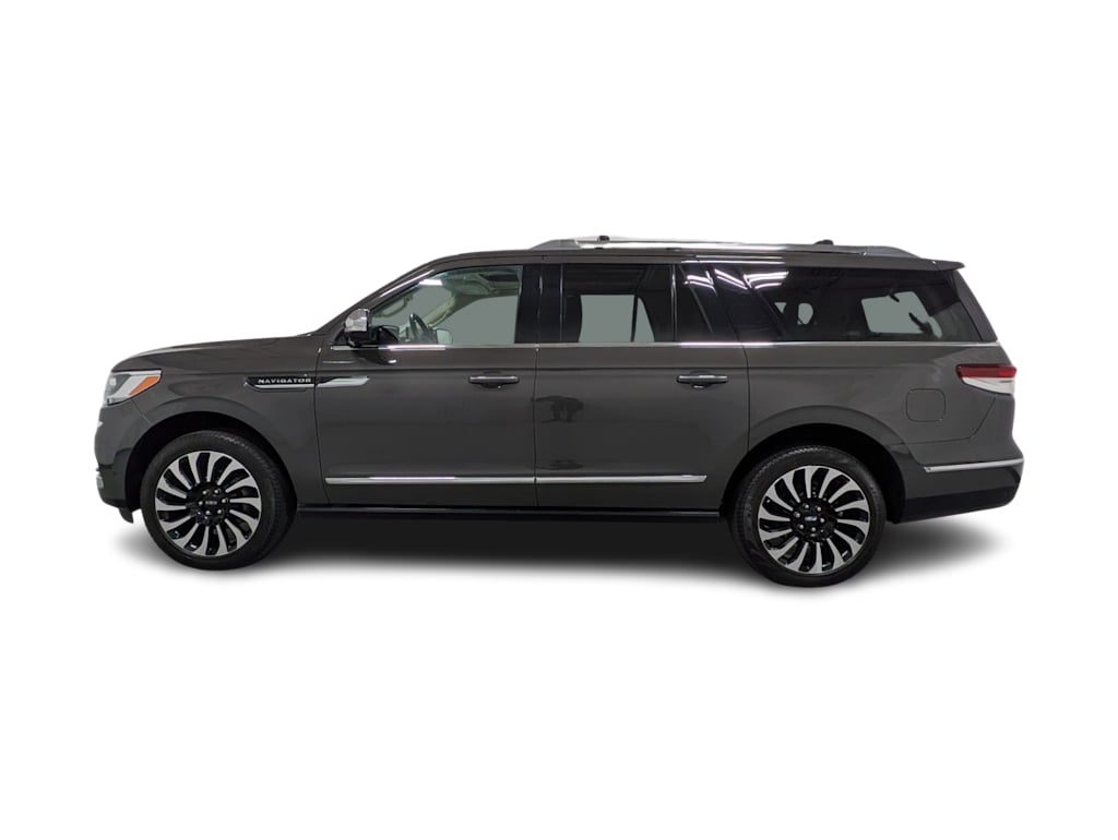 Thumbnail: 2023 Lincoln Navigator L - 3