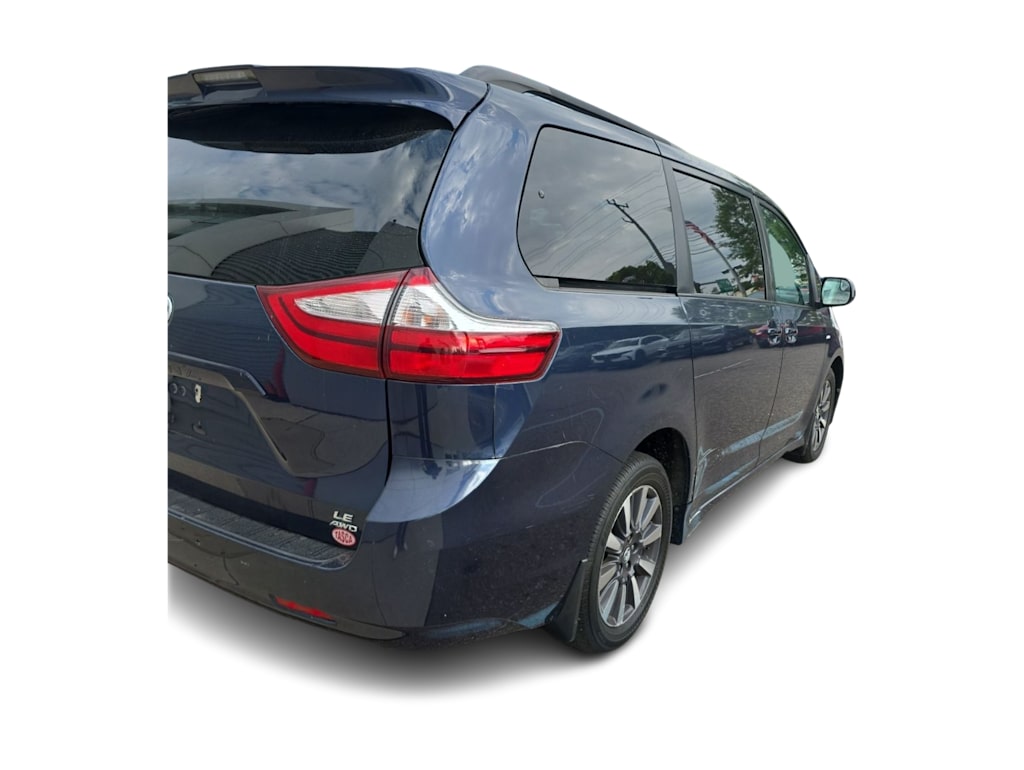 Thumbnail: 2018 Toyota Sienna - 10