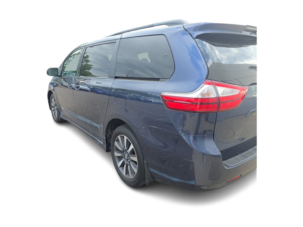 Thumbnail: 2018 Toyota Sienna - 3