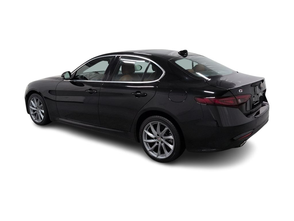 Thumbnail: 2021 Alfa Romeo Giulia - 4