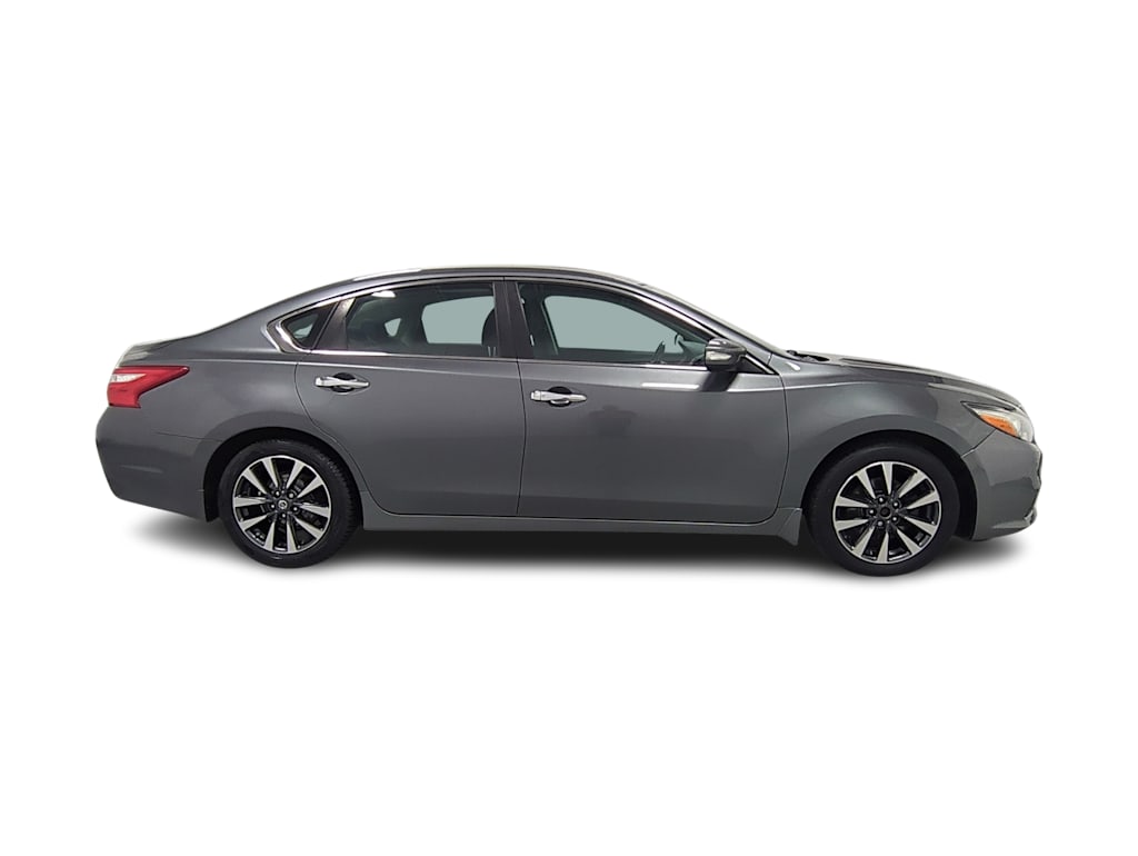 Thumbnail: 2017 Nissan Altima - 22