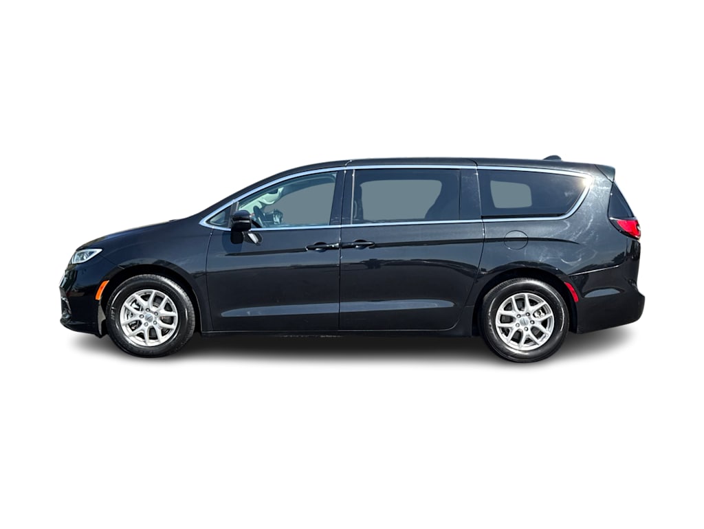 Thumbnail: 2023 Chrysler Pacifica - 3