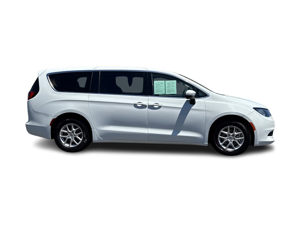 Thumbnail: 2023 Chrysler Voyager - 17
