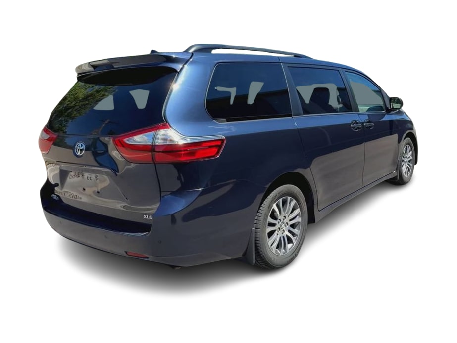 Thumbnail: 2018 Toyota Sienna - 18