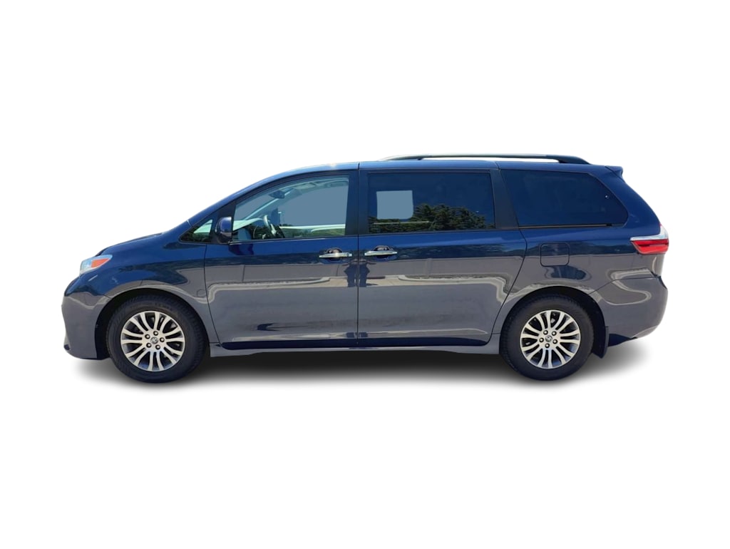 Thumbnail: 2018 Toyota Sienna - 3