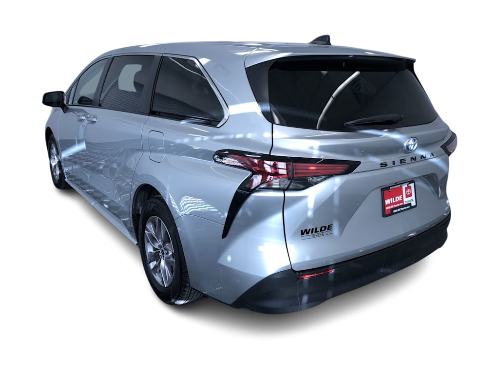 2021 Toyota Sienna LE 24