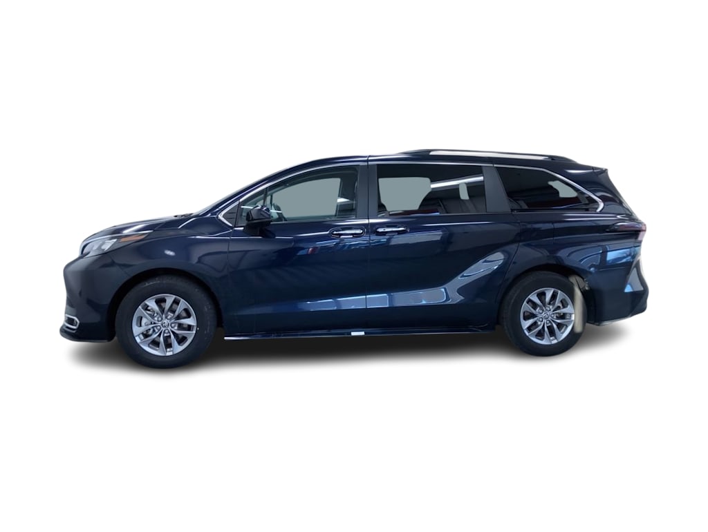 2024 Toyota Sienna XLE 3