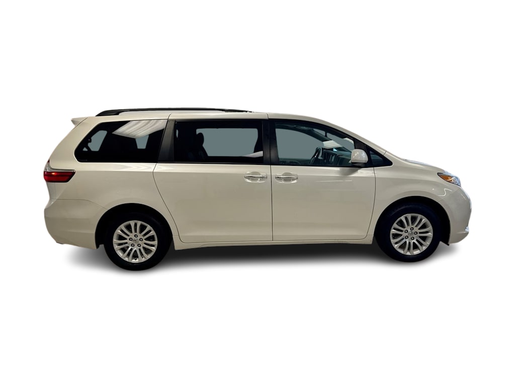 2016 Toyota Sienna XLE 23