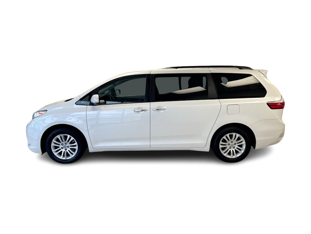 2016 Toyota Sienna XLE 3