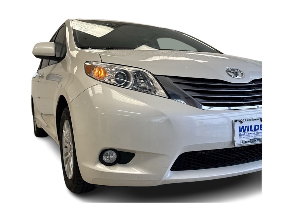 2016 Toyota Sienna XLE 25