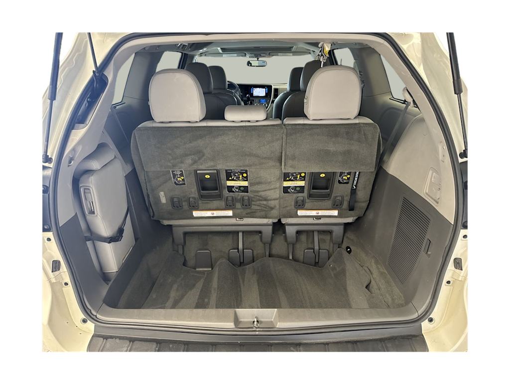 2016 Toyota Sienna XLE 18