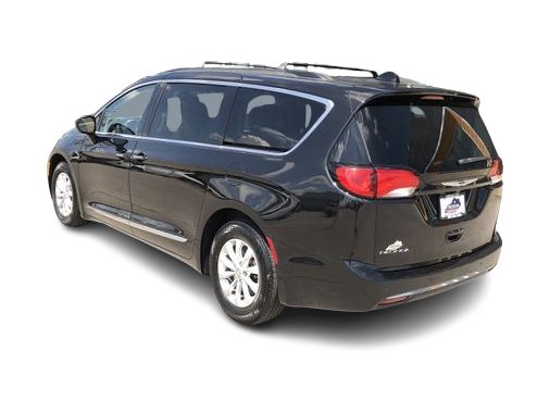 Thumbnail: 2017 Chrysler Pacifica - 4