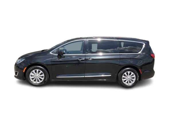 Thumbnail: 2017 Chrysler Pacifica - 3