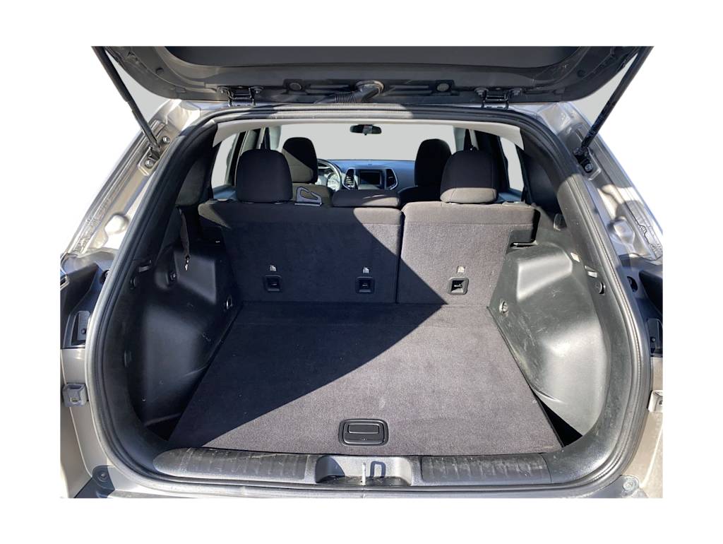 Thumbnail: 2019 Jeep Cherokee - 17