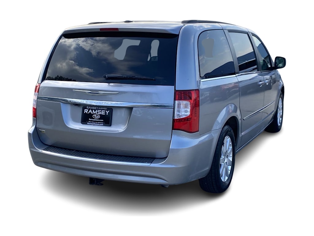 Thumbnail: 2016 Chrysler Town & Country - 20