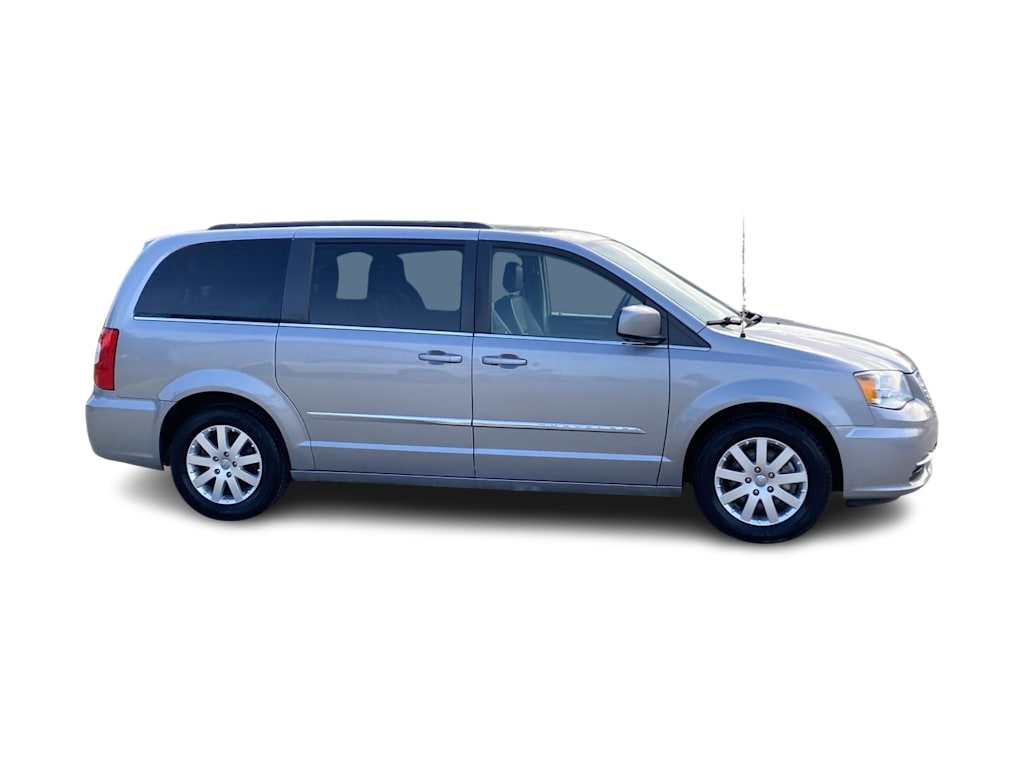 Thumbnail: 2016 Chrysler Town & Country - 21