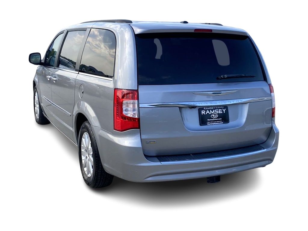 Thumbnail: 2016 Chrysler Town & Country - 3