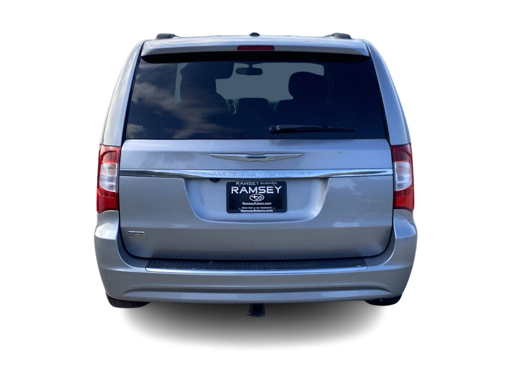 Thumbnail: 2016 Chrysler Town & Country - 4