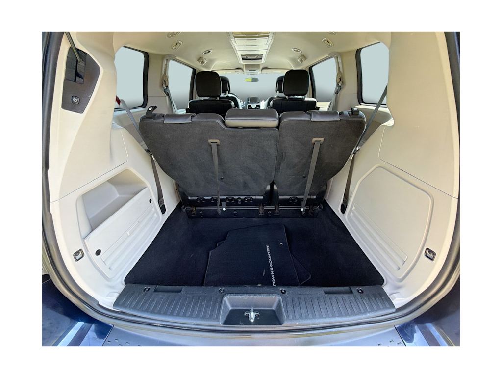 Thumbnail: 2015 Chrysler Town & Country - 17
