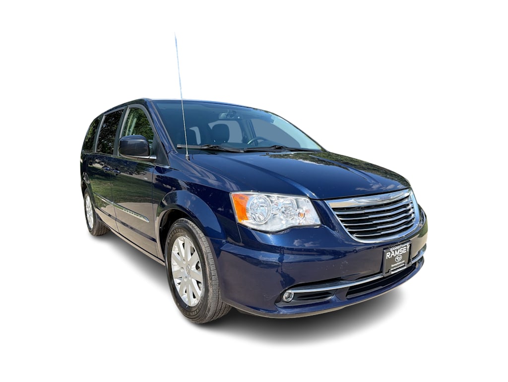 Thumbnail: 2015 Chrysler Town & Country - 22