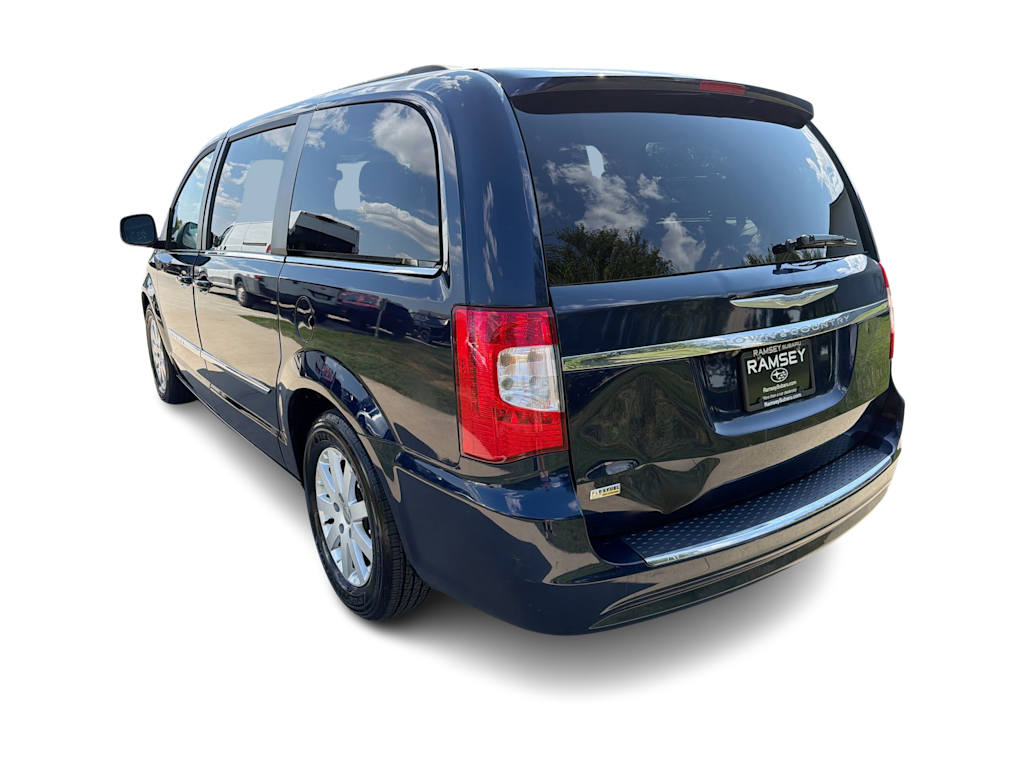 Thumbnail: 2015 Chrysler Town & Country - 4