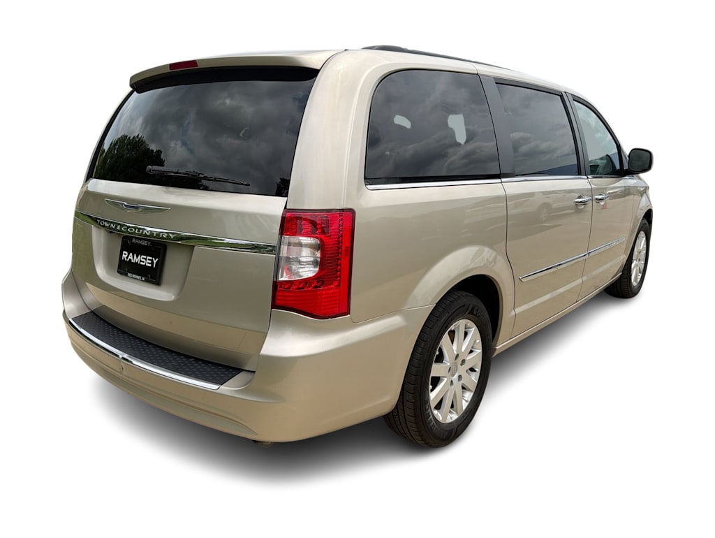 Thumbnail: 2016 Chrysler Town & Country - 19