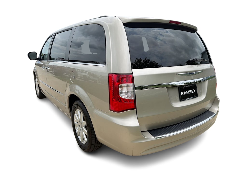 Thumbnail: 2016 Chrysler Town & Country - 3