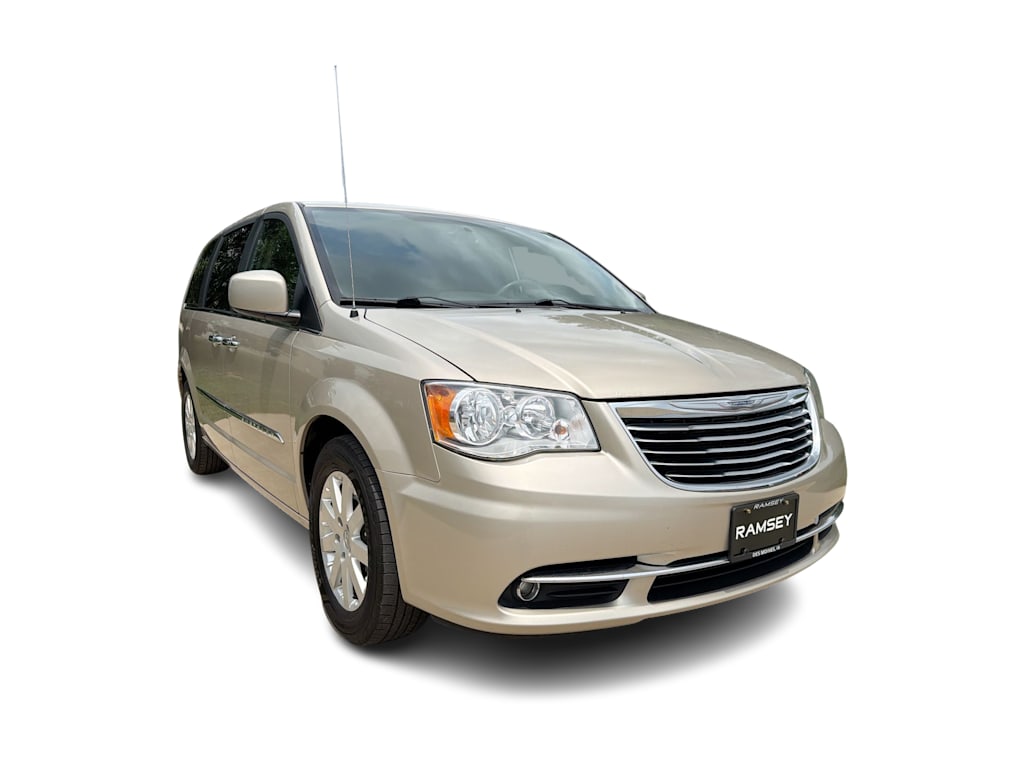 Thumbnail: 2016 Chrysler Town & Country - 21