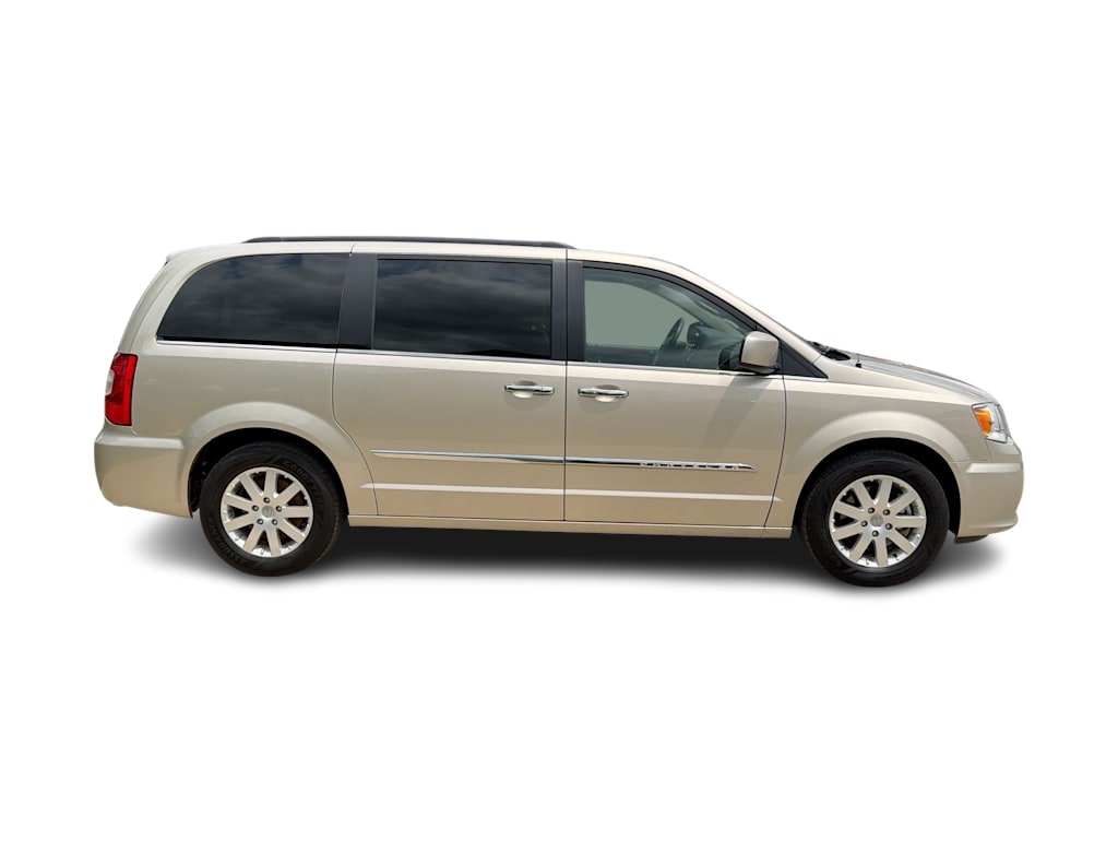Thumbnail: 2016 Chrysler Town & Country - 20