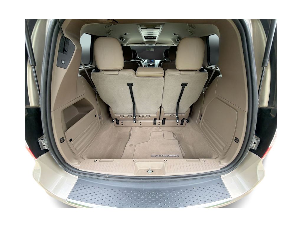 Thumbnail: 2016 Chrysler Town & Country - 16